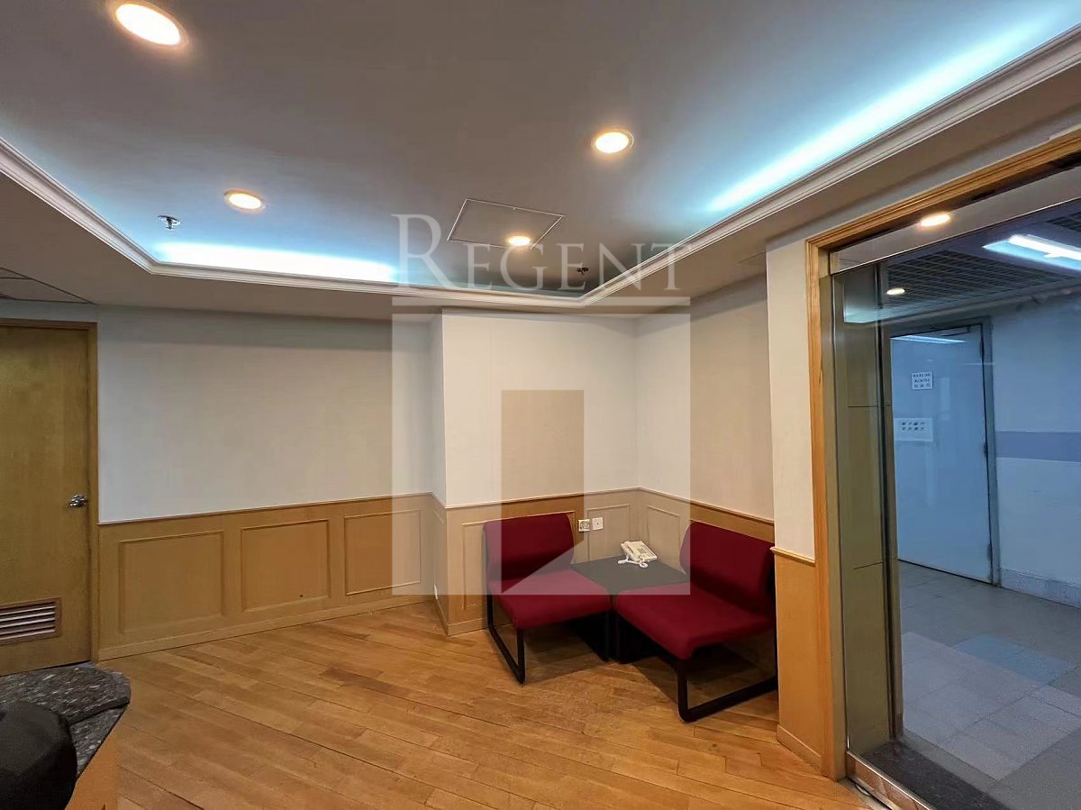 8 COMMERCIAL TOWER (八號商業廣場)